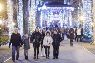 Zagrepčani iskoristili prohladnu noć za šetnju okićenim centrom grada