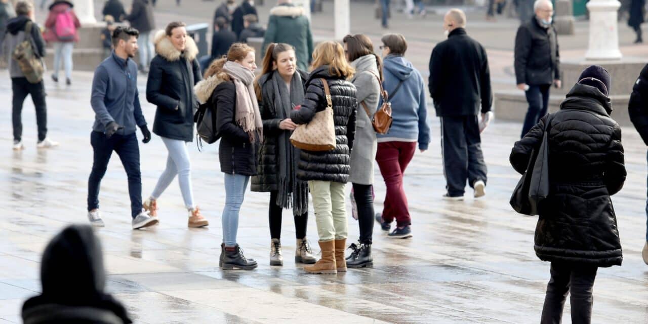 Zagreb: S porastom temperature građani željni druženja nalaze se na glavnom Trgu