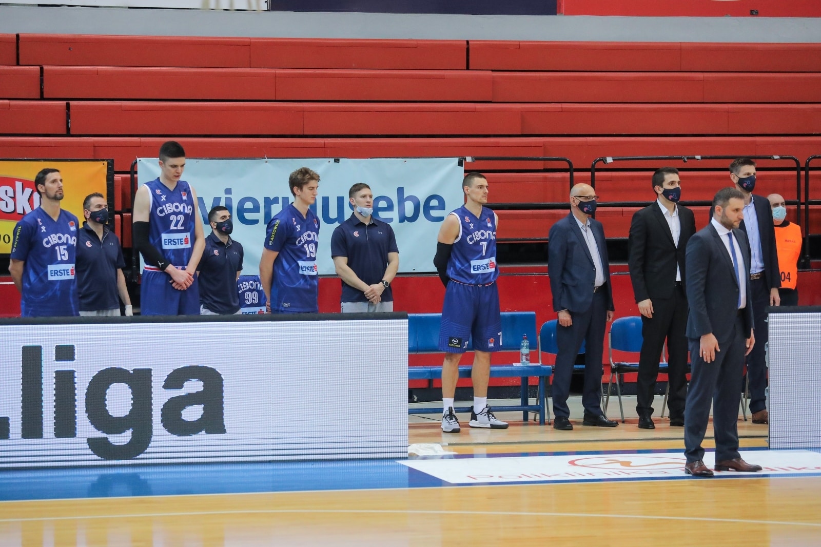 Zagreb: Minuta šutnje za preminulog gradonačelnika Bandića na košarkaškoj utakmici Cibona – Split