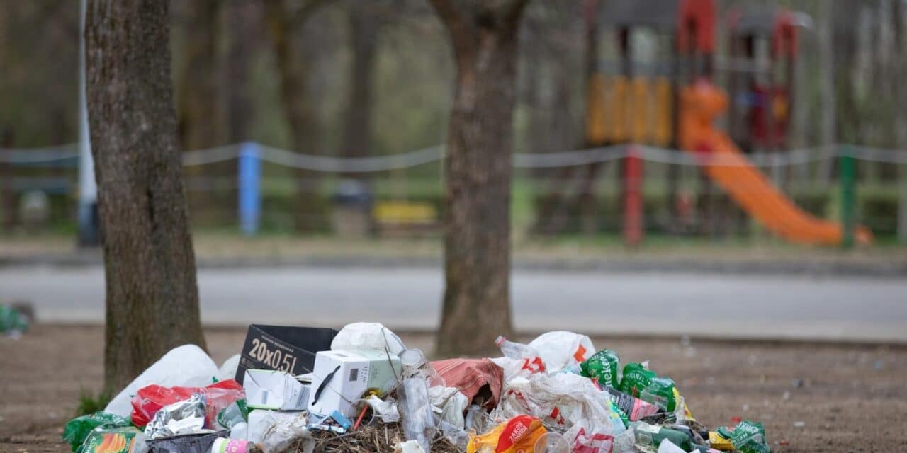 Smeće uz obalu jezera Jarun koje mladi ostave nakon noćnog provoda