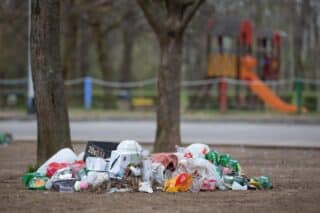 Smeće uz obalu jezera Jarun koje mladi ostave nakon noćnog provoda