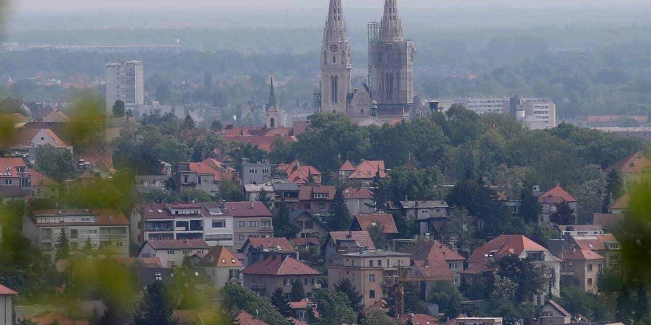 Zagreb: Pogled na panoramu grada sa vidikovca Park šume Grmošćica