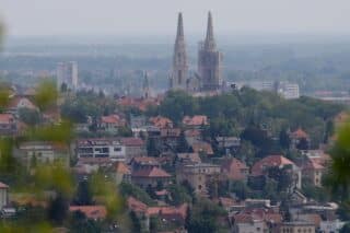 Zagreb: Pogled na panoramu grada sa vidikovca Park šume Grmošćica