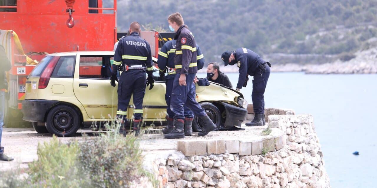 U moru kod Vinišća pronašli automobil s mrtvim tijelom