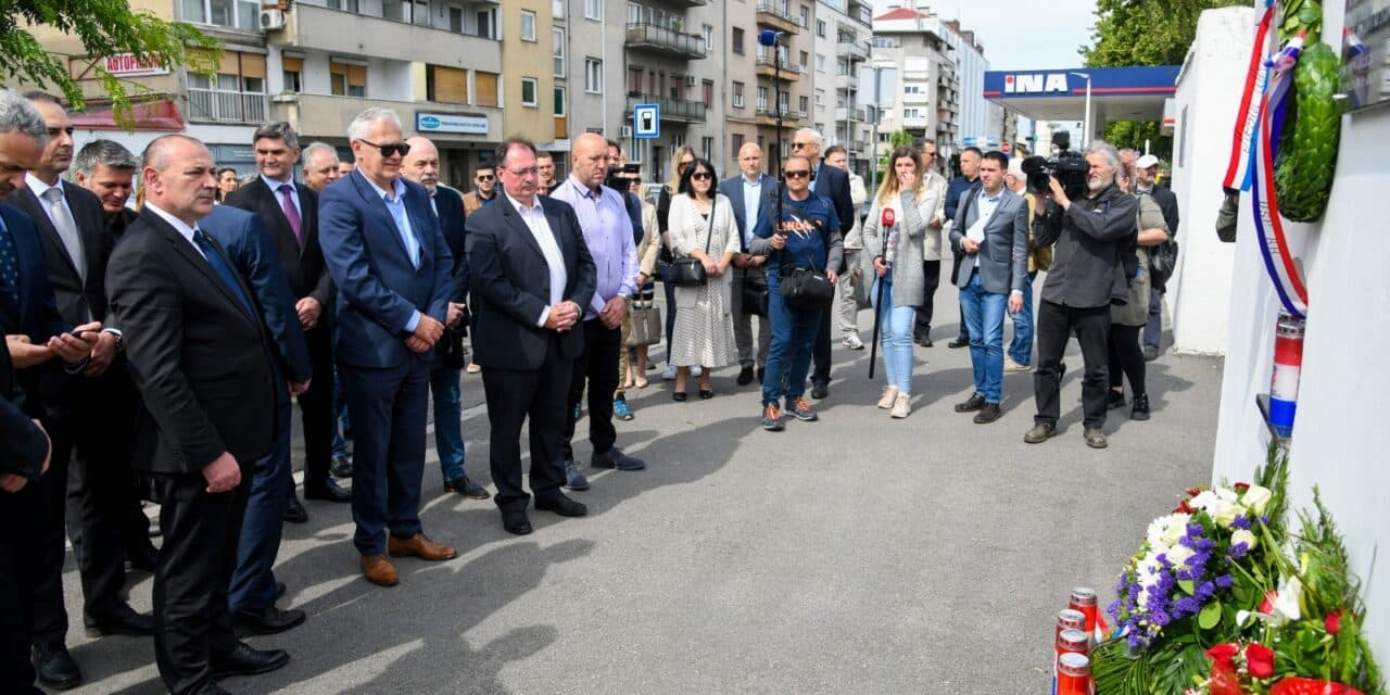 Izaslanstvo HDZ-a položilo vijenac na stadionu u Kranjčevićevoj povodom Dana hrvatskih branitelja