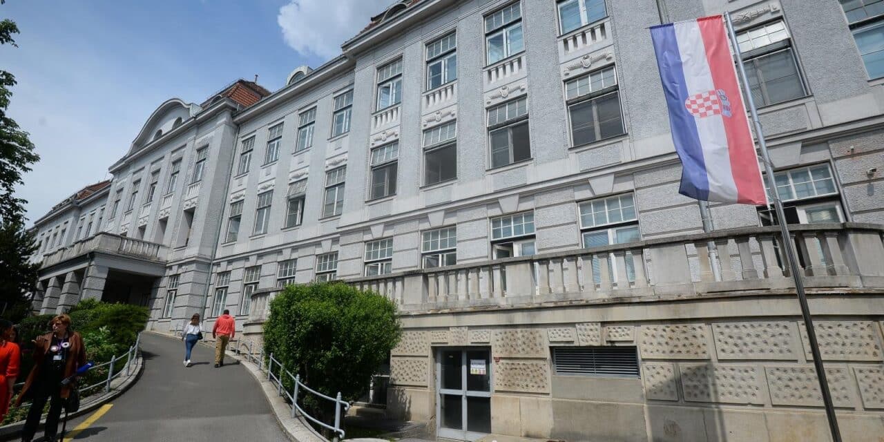 Primopredaja inkubatora u bolnicu u Petrovoj kupljenih u sklopu akcije “Vratimo Palčiće u Petrovu”