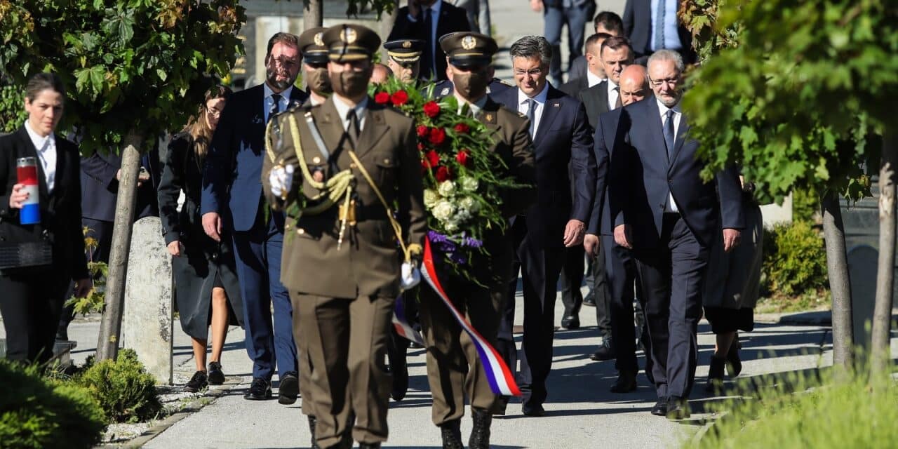 Premijer s ministrima položio vijence na Mirogoju povodom Dana HV-a