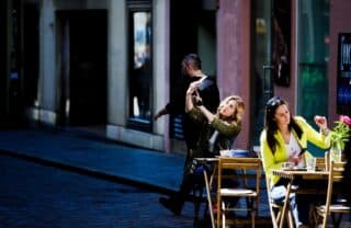 Zagreb: Atraktivni selfe i kava na  omiljenoj terasi kafića