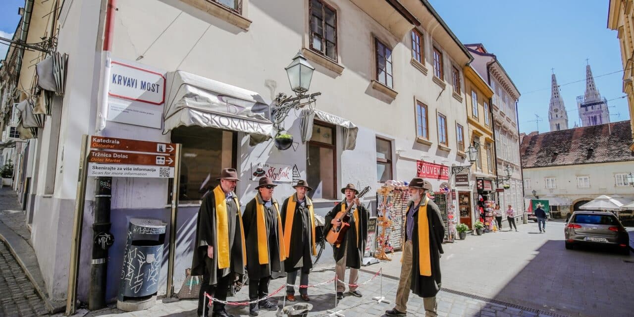 Zagreb: Klapa “Škrljak” oduševila prolaznike na Krvavom mostu