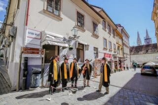 Zagreb: Klapa “Škrljak” oduševila prolaznike na Krvavom mostu