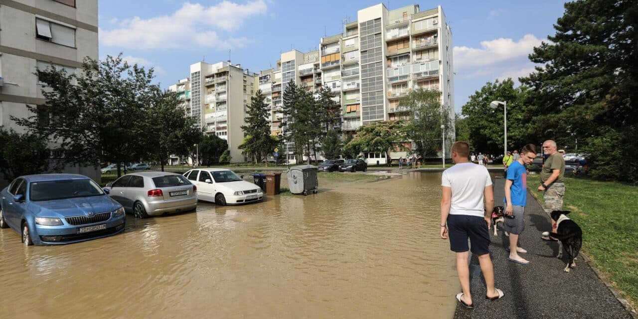 Zagreb: U Gajnicama pukla cijev, poplavila cijelu ulicu