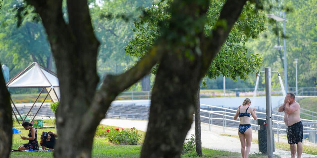 Zagreb: Nekolicina građana osvježenje potražilo na Bundeku