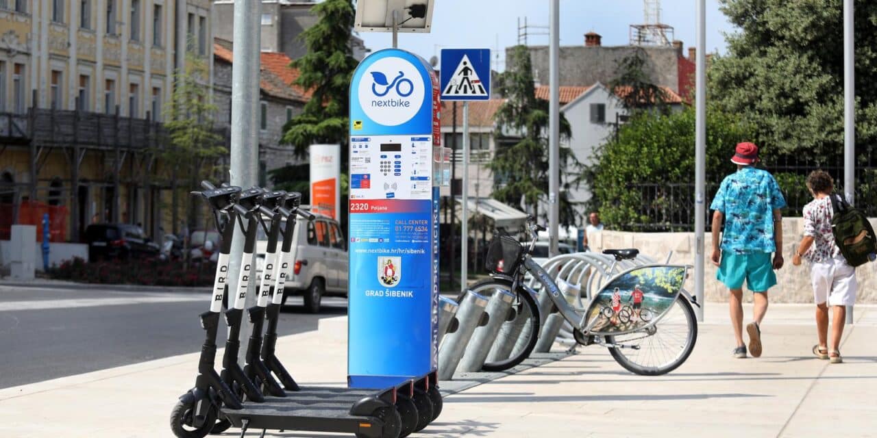 Šibenik: Električni romobili ostavljeni po cijelom gradu izazivaju bijes građana