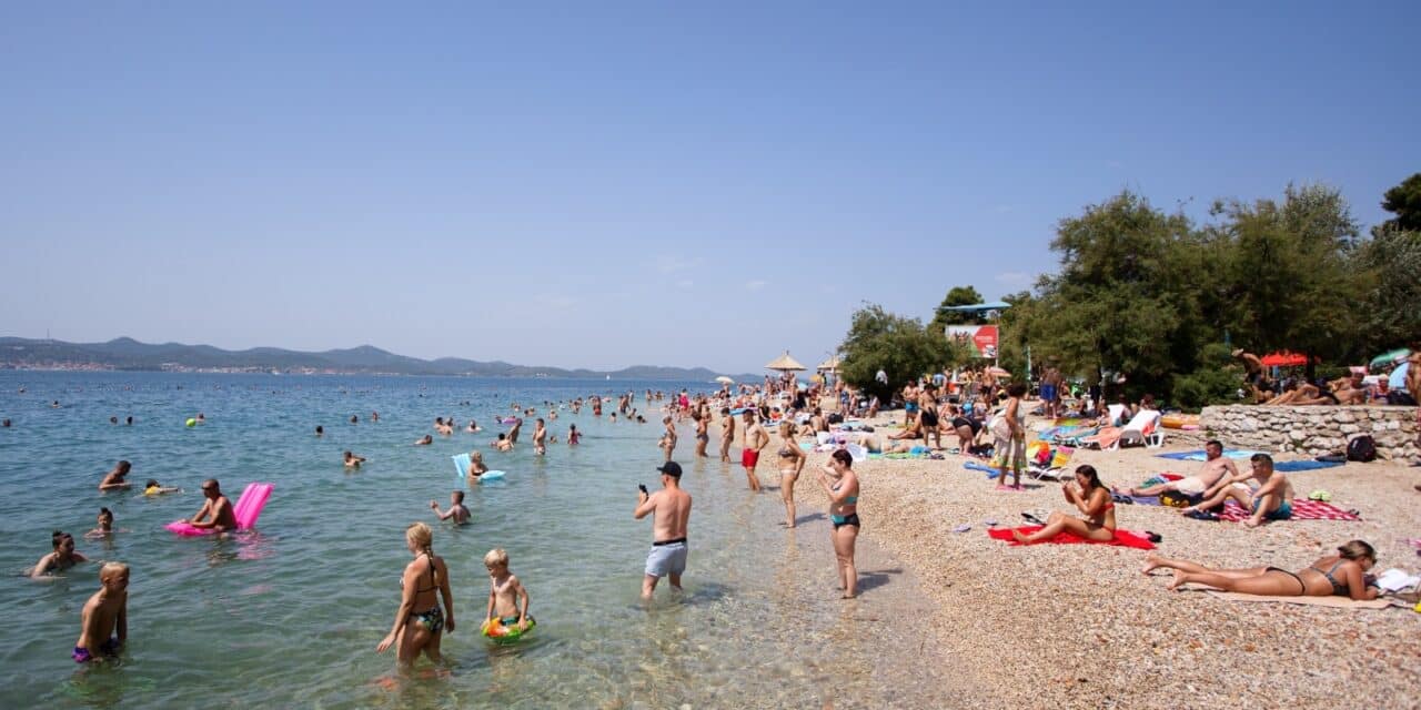 Zadar: Plaža Kolovare puna je kupača