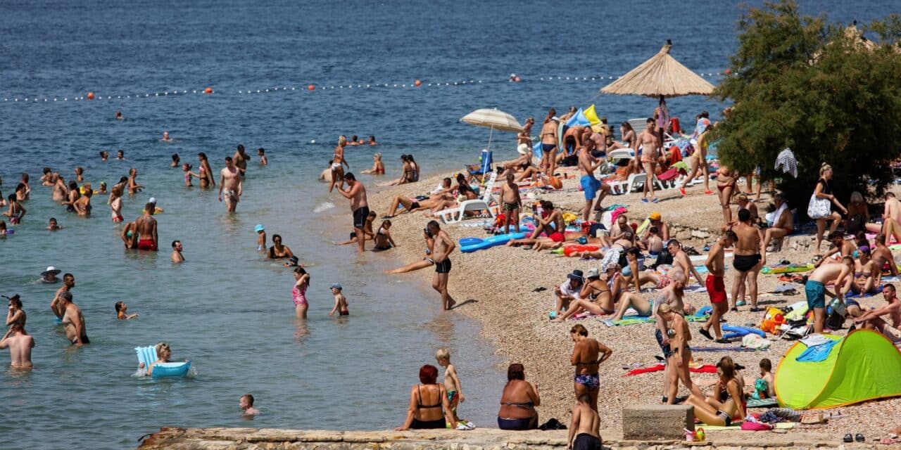 Zadar: Plaža Kolovare puna je kupača