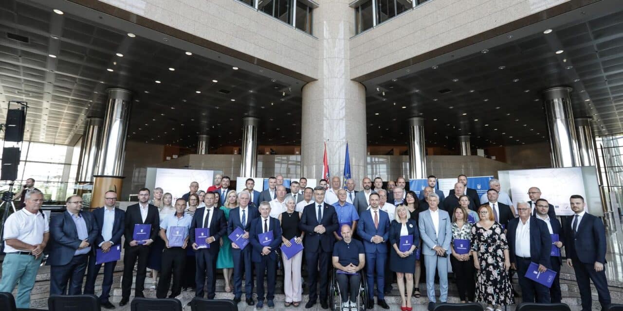 Zagreb: Plenković i Piletić uručili ugovore iz Poziva “Zaželi – program zapošljavanja žena – faza III.”