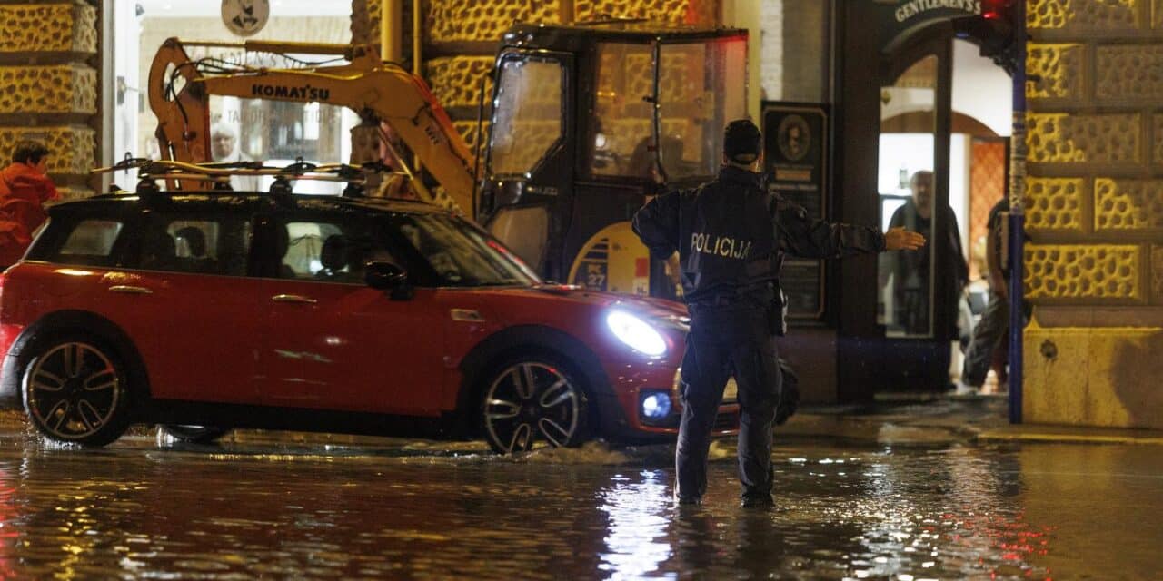 Riječka Fiumara nakon obilne kiše potpuno potopljena, automobili ostali zarobljeni u vodi