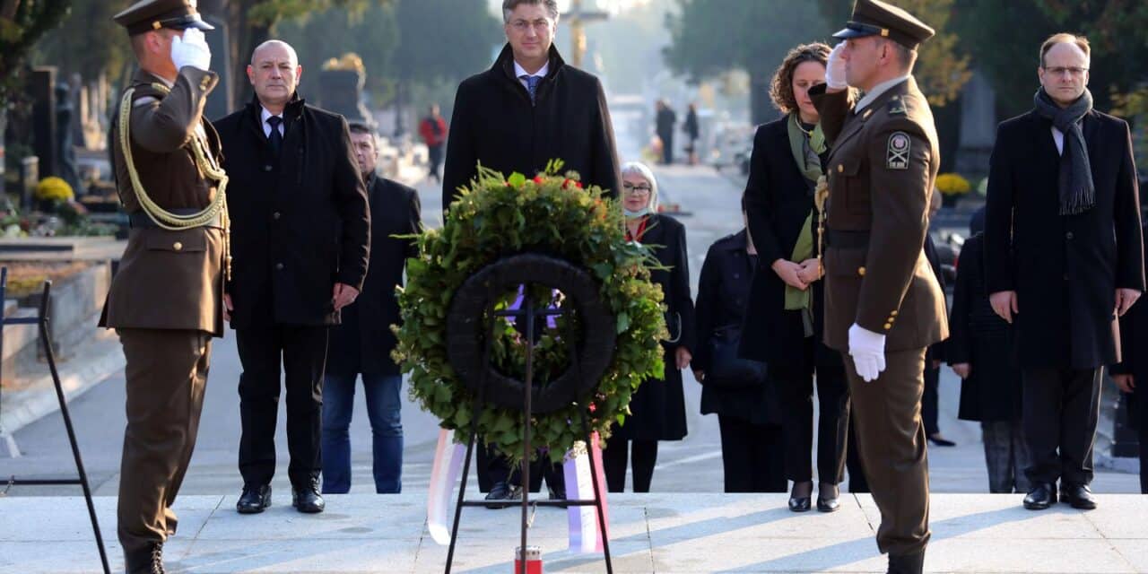 U prigodi blagdana Svih svetih, predsjednik Vlade Andrej Plenković sa suradnicima obišao Gradsko groblje Mirogoj