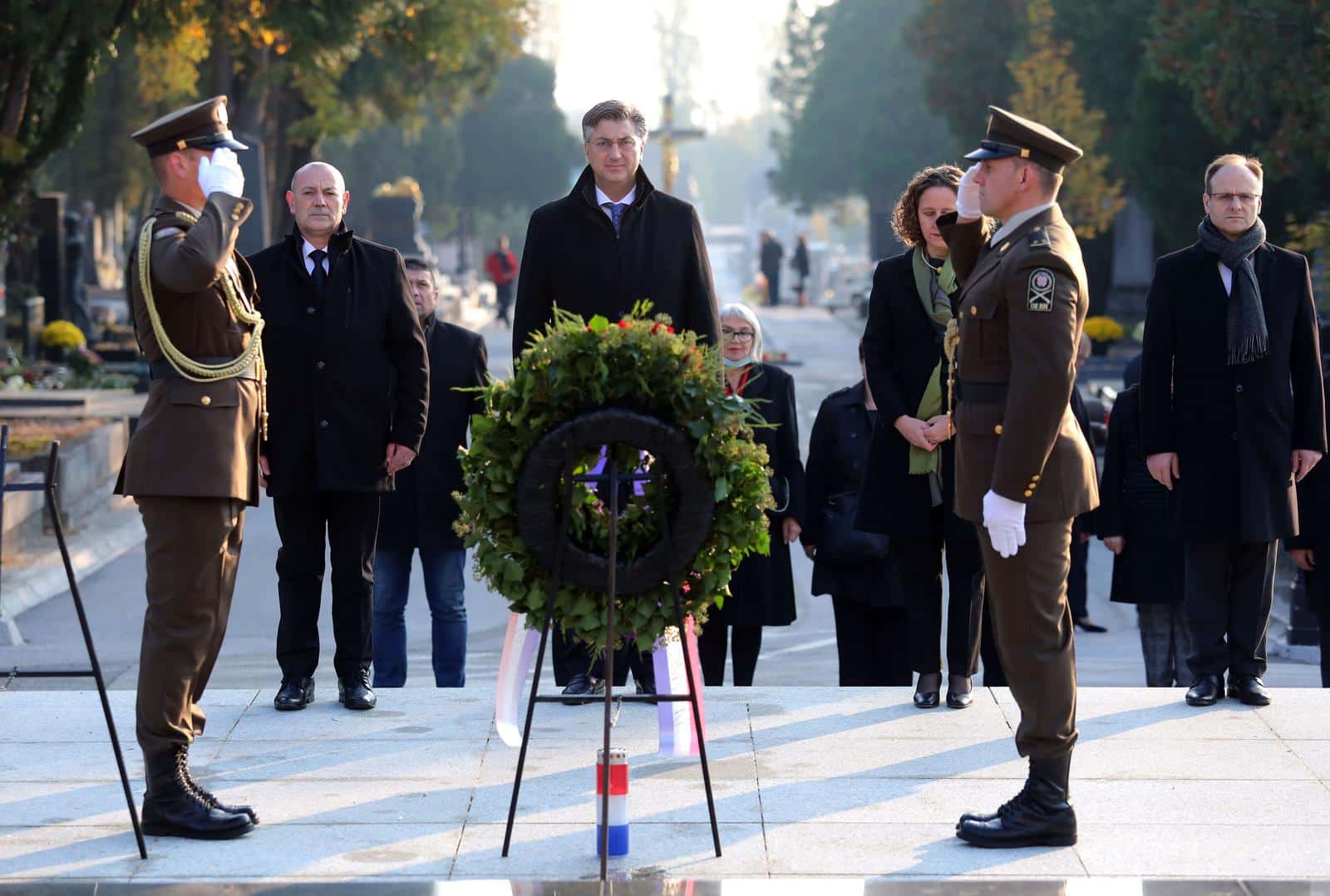 U prigodi blagdana Svih svetih, predsjednik Vlade Andrej Plenković sa suradnicima obišao Gradsko groblje Mirogoj