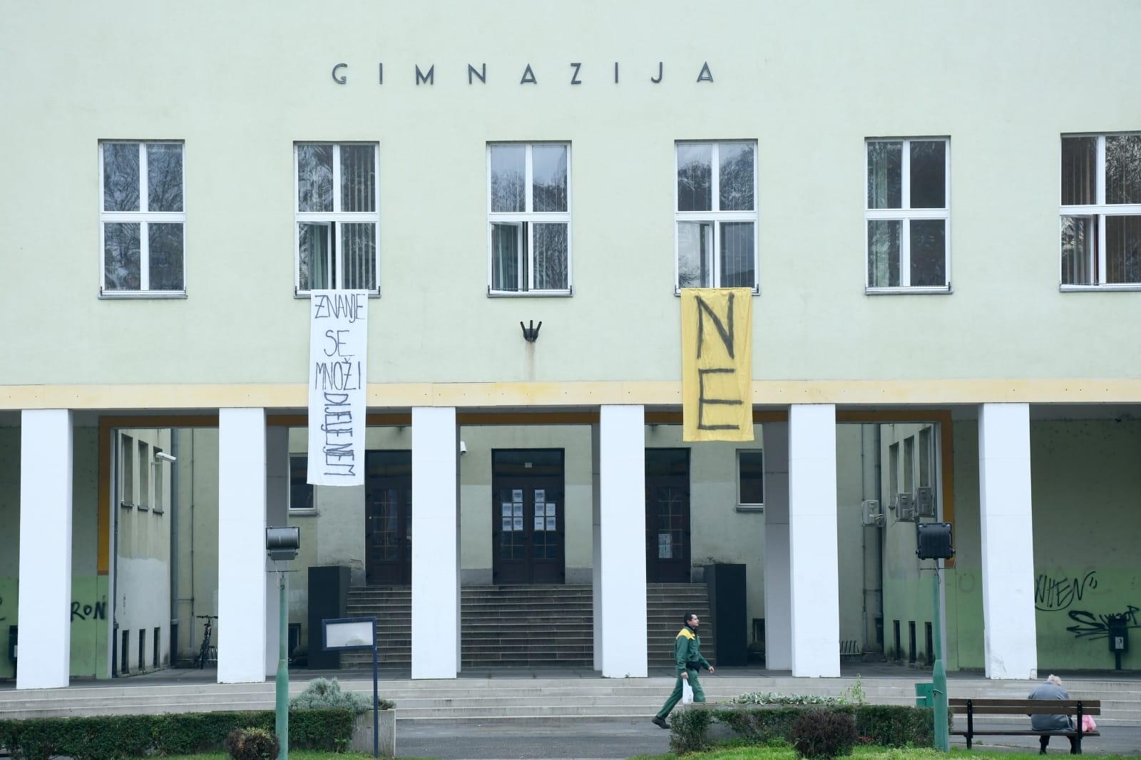 Sisak: Odgovor profesora sisačke Gimnazije na ponudu Vlade RH na pročelju zgrade