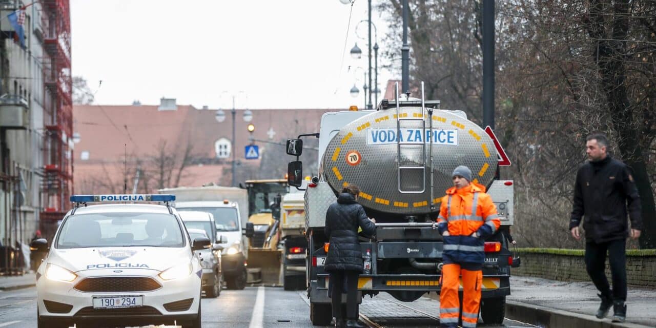 Zagreb: Radnici saniraju puknutu cijev na Ribnjaku