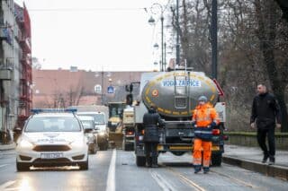 Zagreb: Radnici saniraju puknutu cijev na Ribnjaku