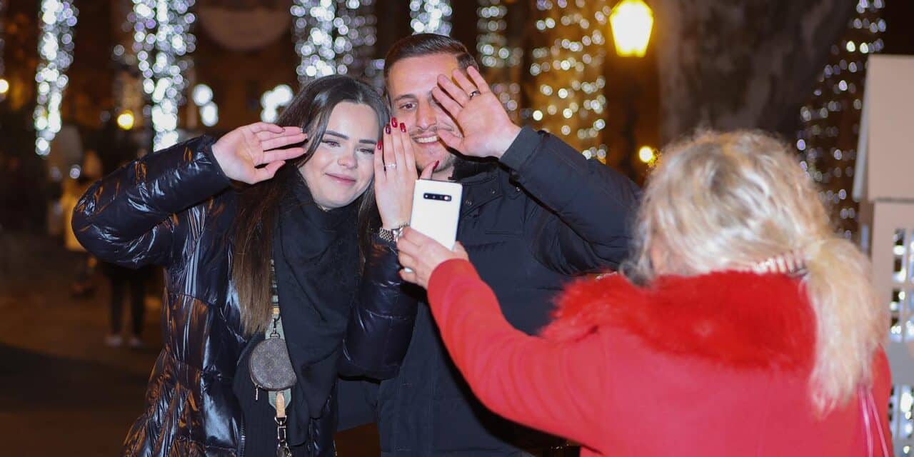 Romantična prosidba na zagrebačkom Adventu, uz latice i svijeće zaprosio djevojku na Zrinjevcu