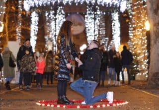 Romantična prosidba na zagrebačkom Adventu, uz latice i svijeće zaprosio djevojku na Zrinjevcu