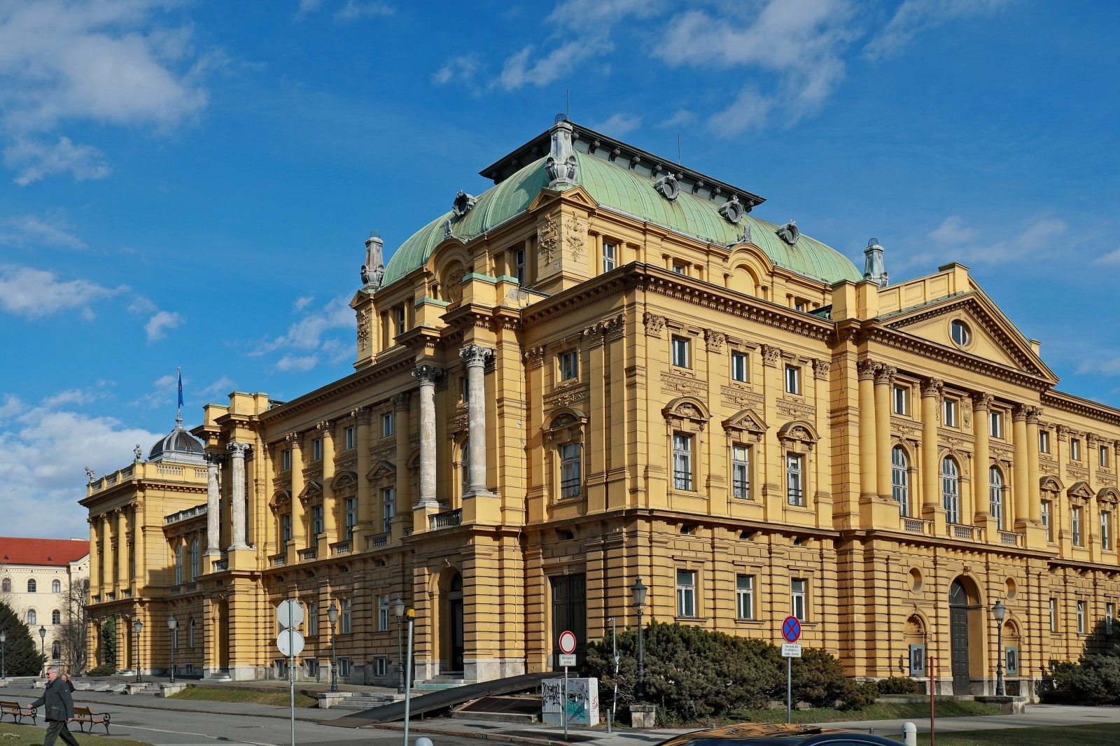 Zagreb: Suncem obasjano Hrvatsko narodno kazalište
