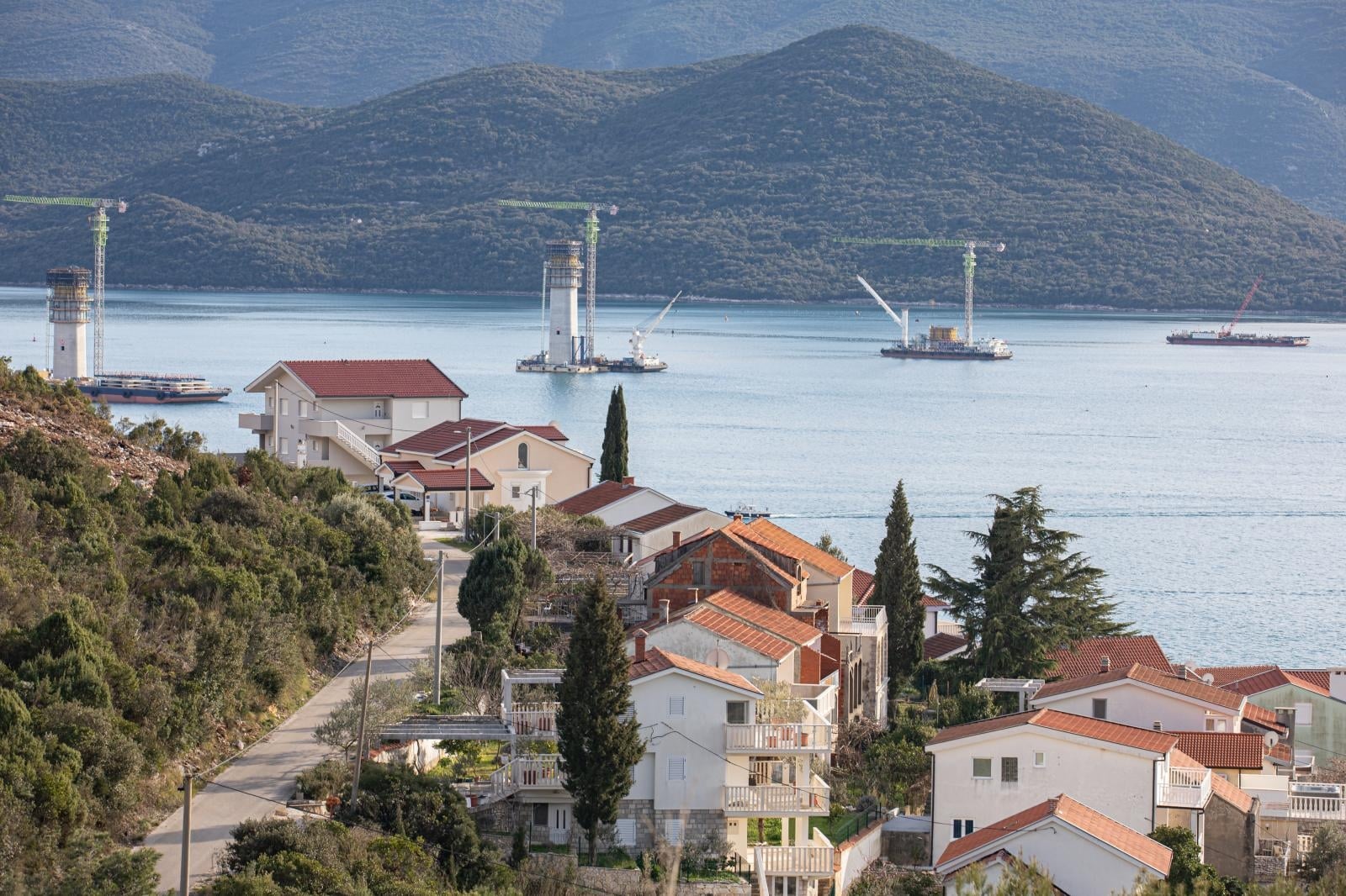 Kineski brod DA YU XIA s djelovima za Pelješki most stigao na sidrište u Komarni