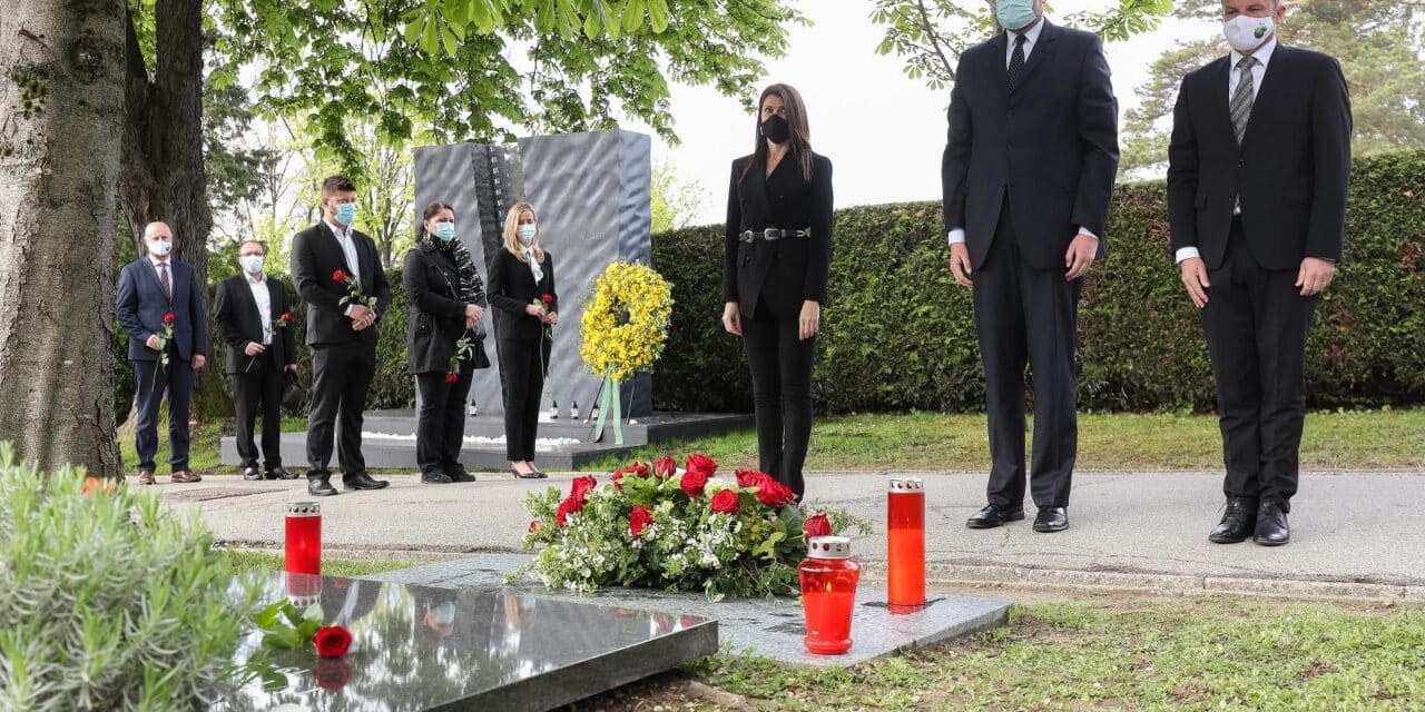 Zagreb: Polaganjem vijenaca SDP obilježio 14. godišnjicu smrti Ivice Račana