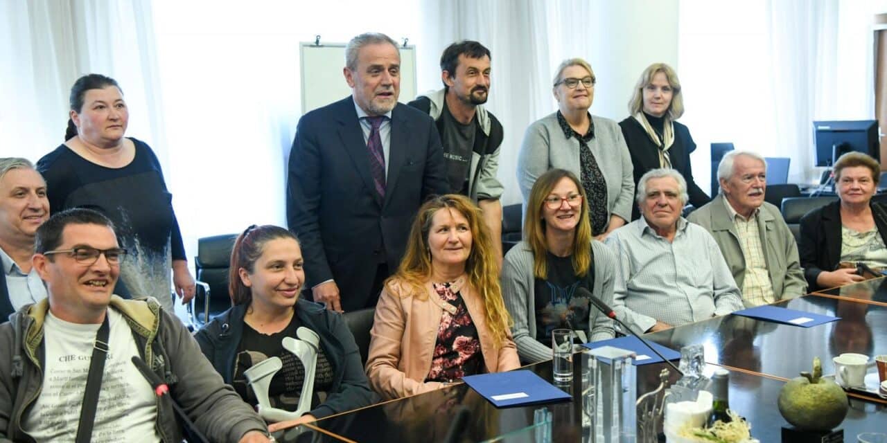 Zagreb: Bandić dodijelio ključeve stanova 9 obitelji kojima je dom uništen u potresu