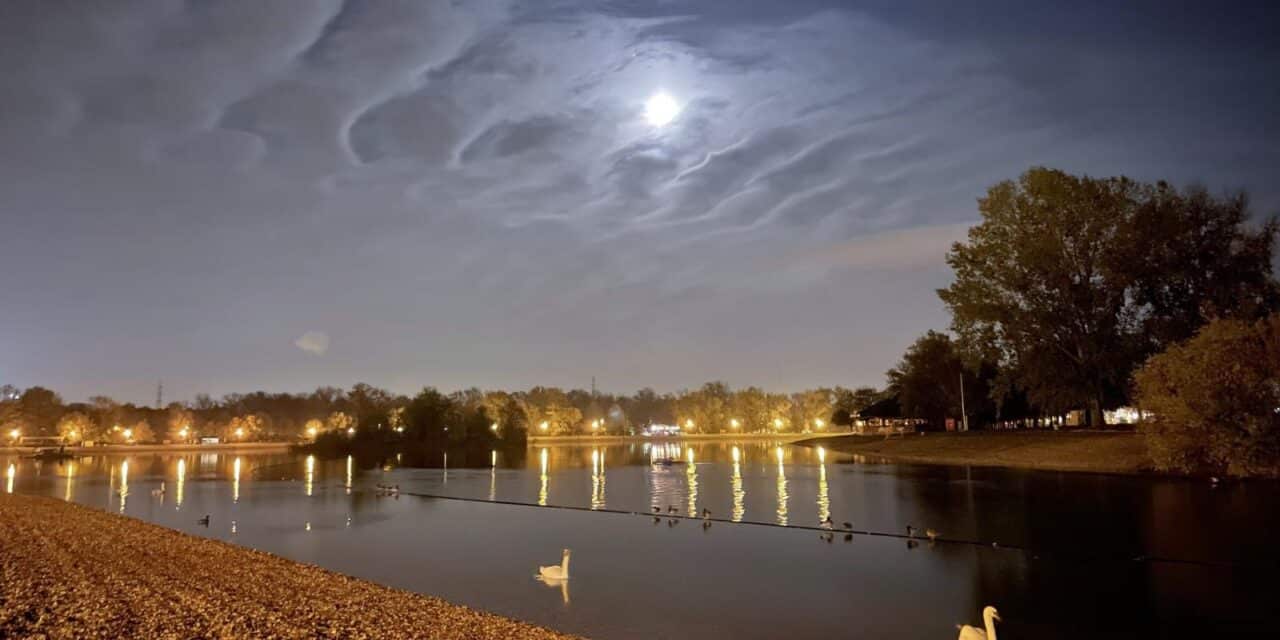 Zagreb: Noć uz jezero Jarun obasjano mjesecom