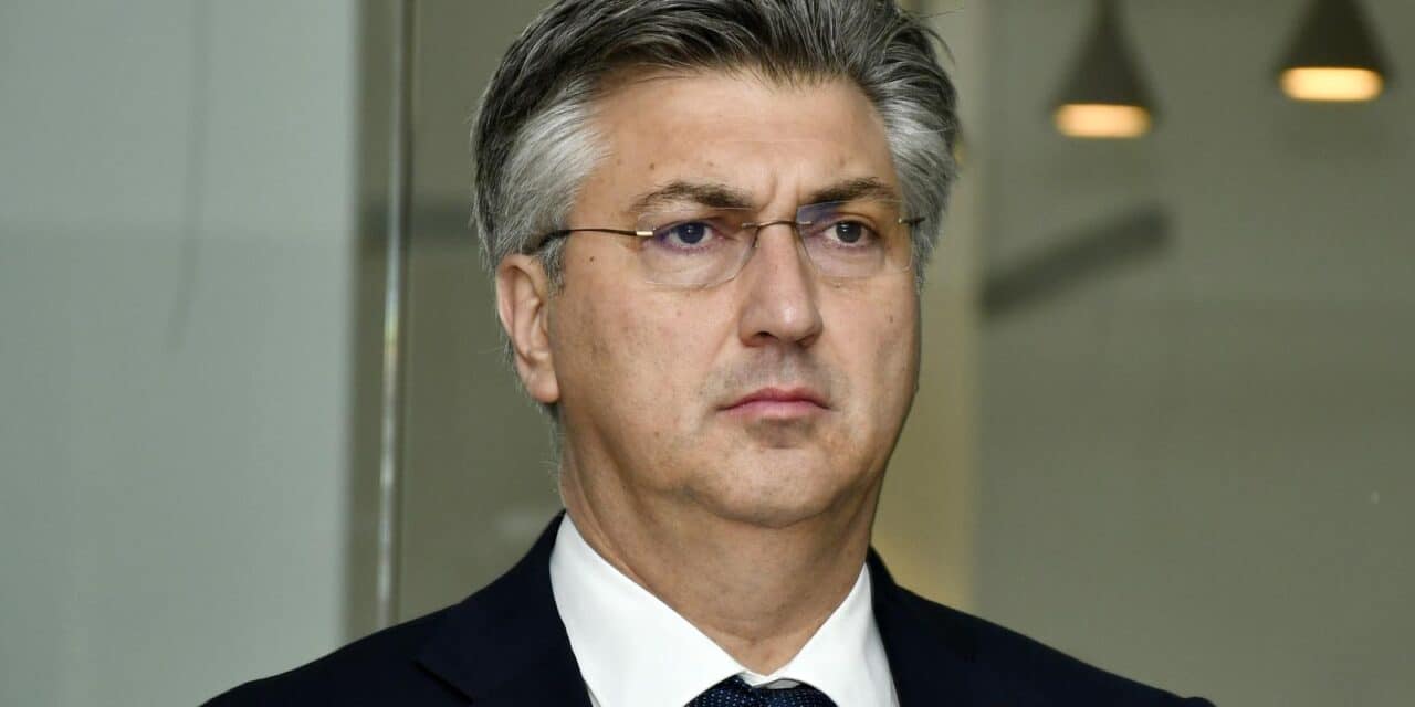 Premijer Plenković u Petrinji obišao kuću u izgradnji te uručio niz ugovora i sporazuma