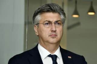 Premijer Plenković u Petrinji obišao kuću u izgradnji te uručio niz ugovora i sporazuma