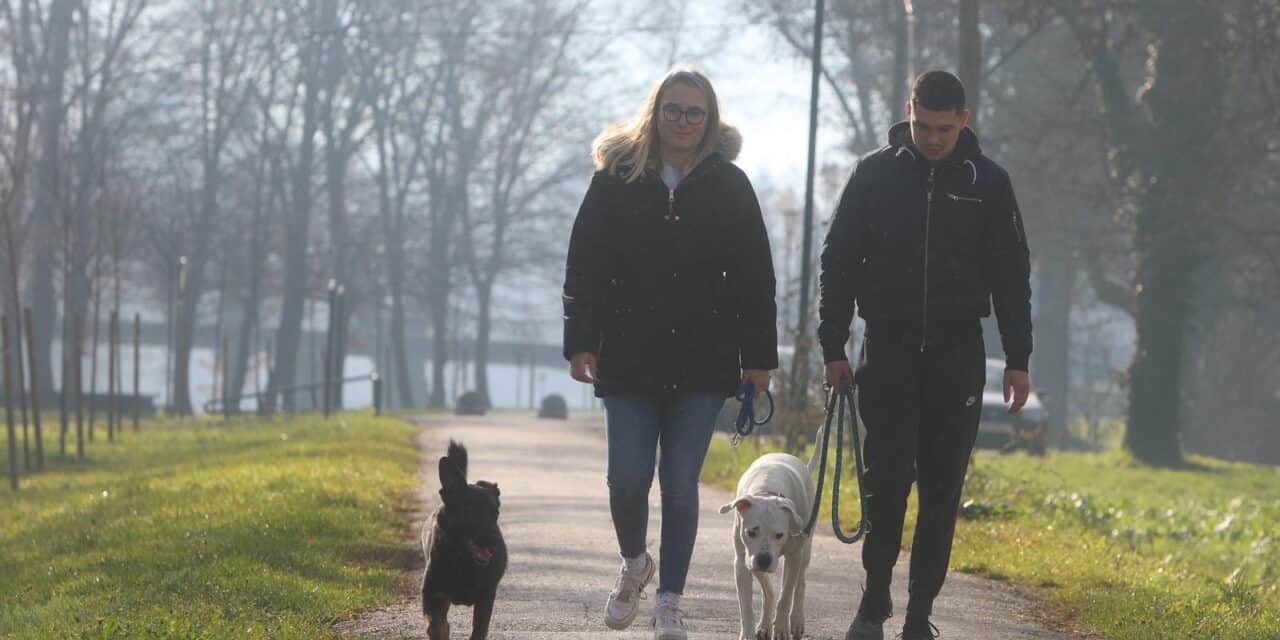 Karlovac: Iznadprosječno toplo vrijeme izmamilo je brojne građane u šetnju