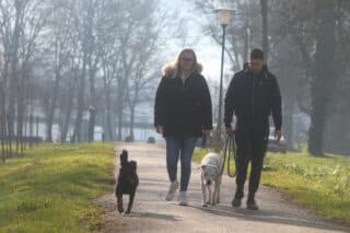 Karlovac: Iznadprosječno toplo vrijeme izmamilo je brojne građane u šetnju