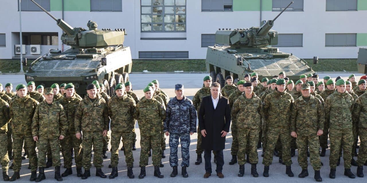 Petrinja: Predsjednik Zoran Milanović sudjelovao na svečanom ispraćaju 3. hrvatskog kontingenta