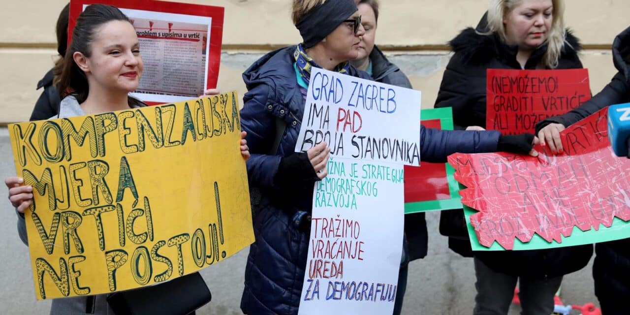 Akcija “Zagrebu nedostaju vrtići” Hrvatske udruge roditelja odgojitelja ispred Gradske skupštine