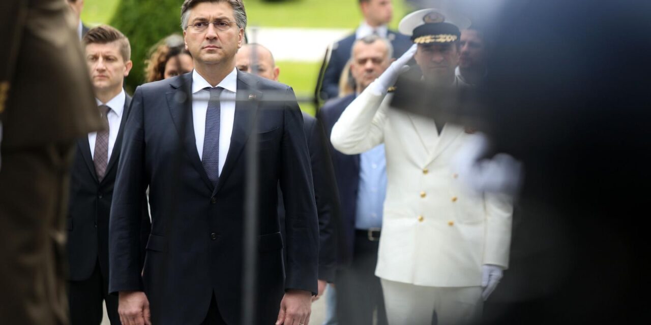 Zagreb: Na Dan državnosti državni vrh položio vijence na groblju Mirogoj