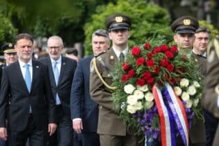 Zagreb: Na Dan državnosti državni vrh položio vijence na groblju Mirogoj