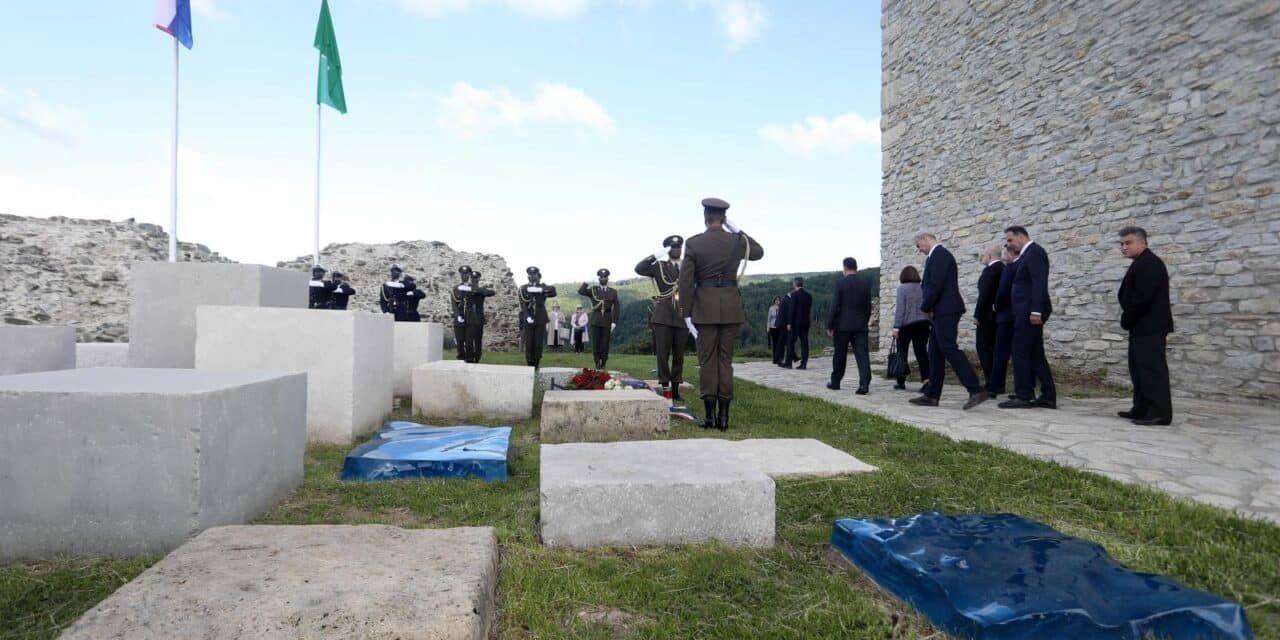 Zadar: Povodom Dana državnosti na Oltaru domovine položeni su vijenci