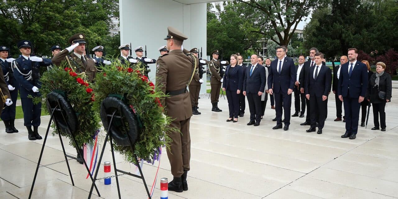 Zagreb: Predsjednik Vlade Andrej Plenković i predsjednik Hrvatskoga sabora Gordan Jandroković položili su vijenac kod Spomenika domovini