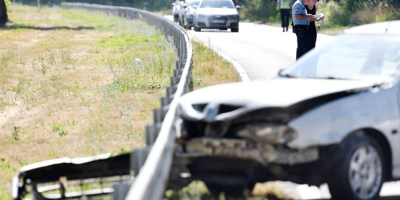 U sudaru tri osobna automobila kod Preloga smrtno je stradala jedna osoba