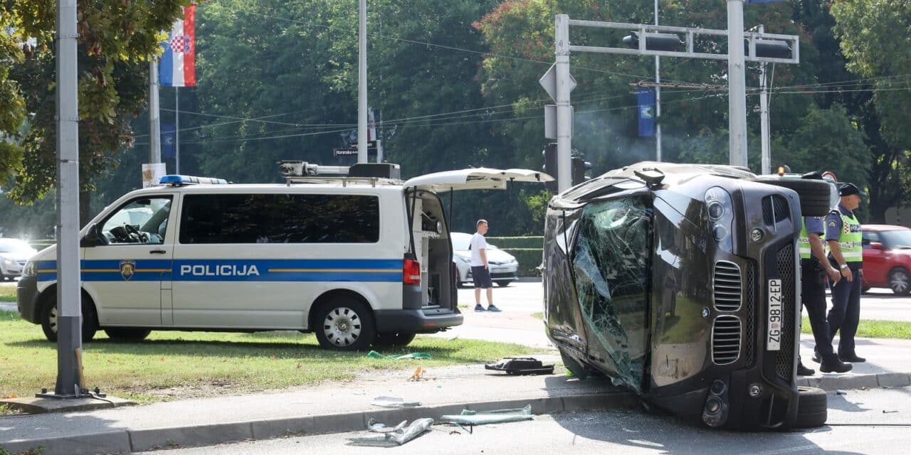 Zagreb: Prometna nesreća na križanju Vukovarske i Koranske ulice, auto završio na krovu