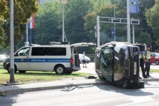 Zagreb: Prometna nesreća na križanju Vukovarske i Koranske ulice, auto završio na krovu