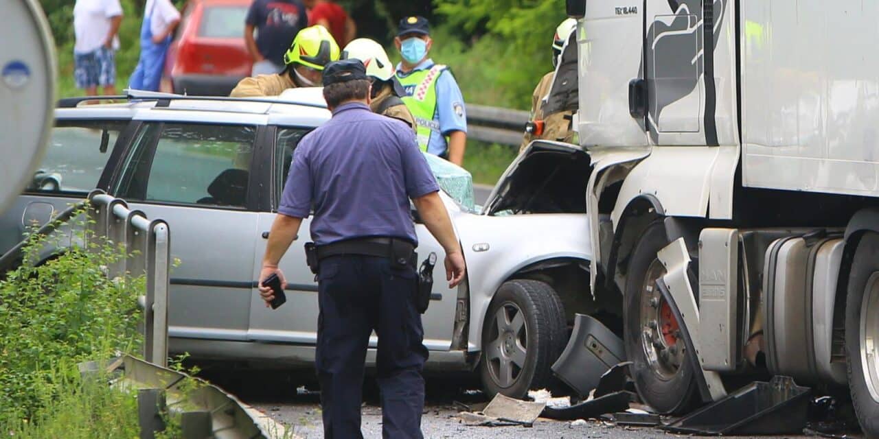 Krnjak: Vozač osobnog automobila poginuo u sudaru s teretnim kamionom