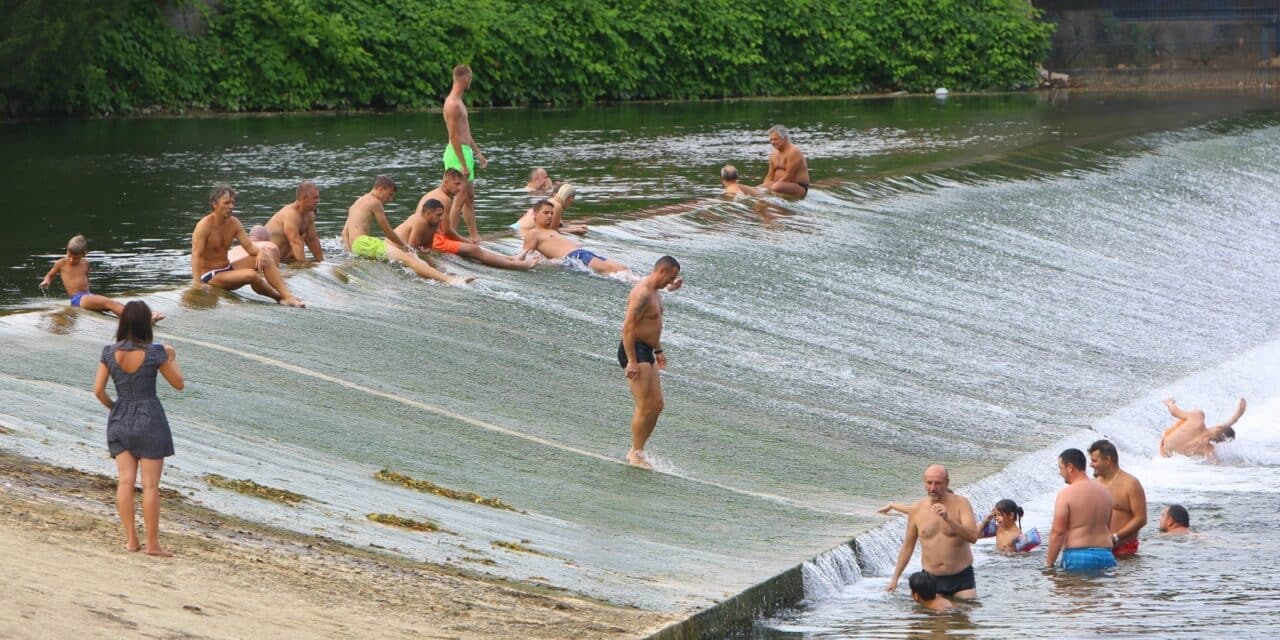 Karlovčani iskoristili sunčan dan za kupanje na slapu rijeke Korane