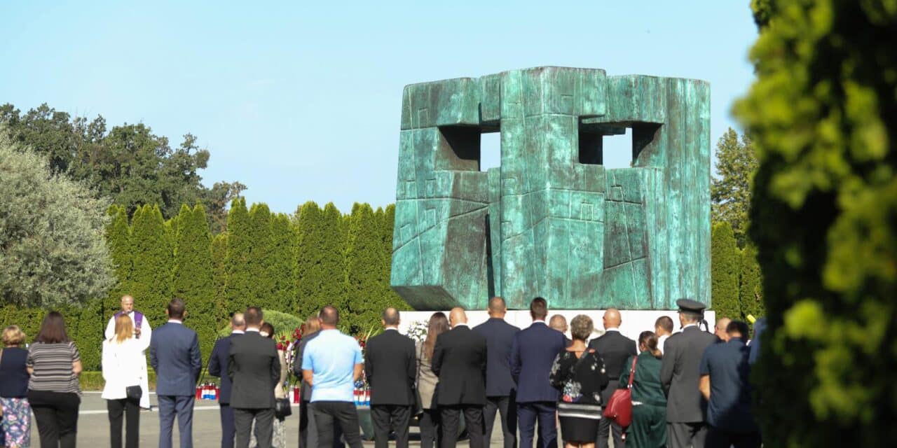 Vukovar: Polaganje vijenaca obitelji nestalih povodom Međunarodnog dana nestalih