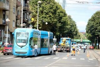 Zagreb: Zastoj na Savskoj cesti zbog iskakanja tramvaja iz tračnica